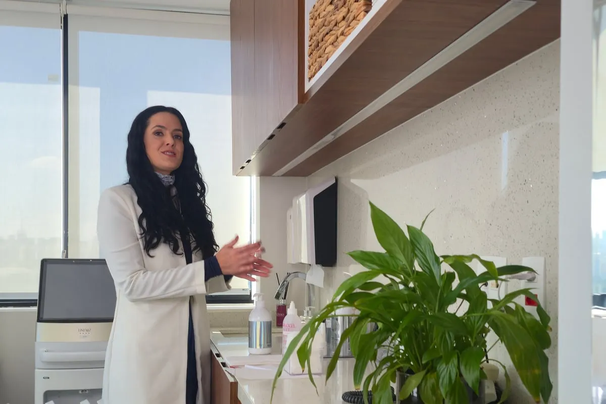 Dra. Isabela Bittencourt em atendimento no consultório