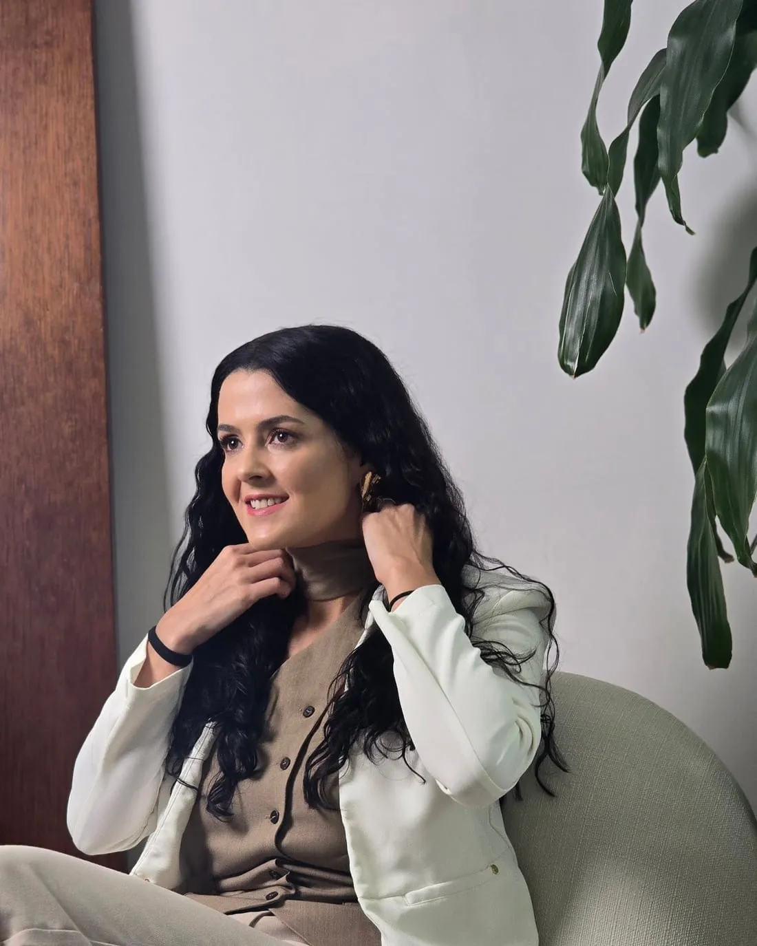 Dra. Isabela Bittencourt sorrindo, sentada no consultório