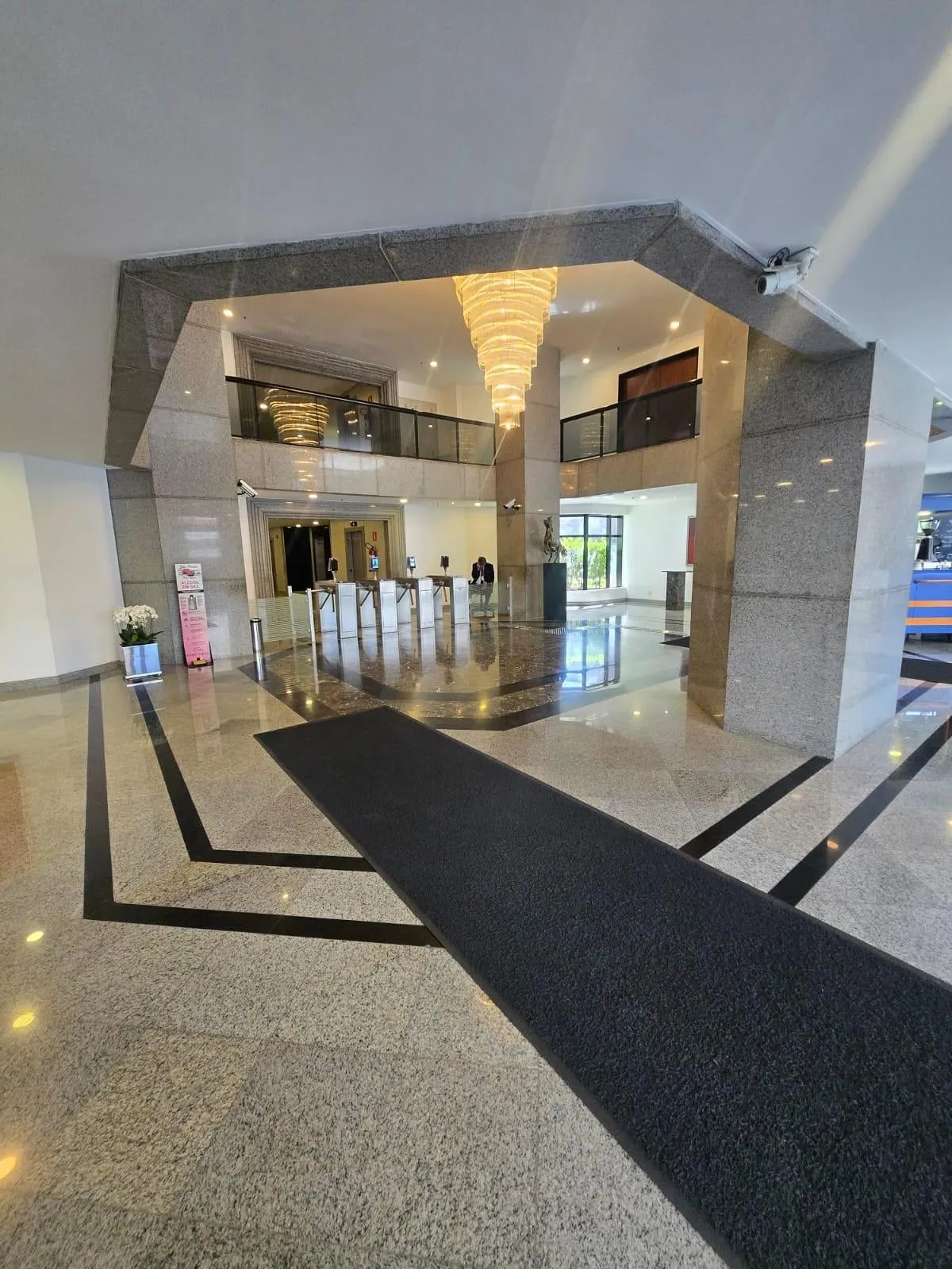 Hall de entrada do Edifício São Paulo Head Offices, com catracas de acesso e lustre